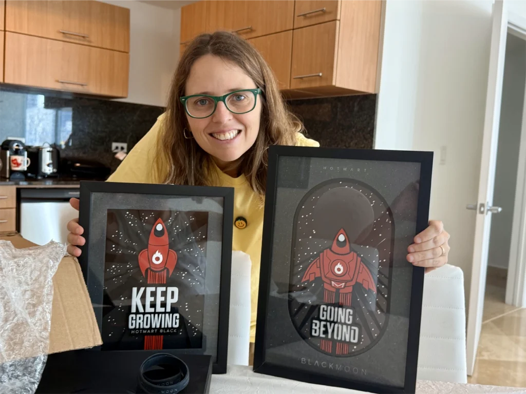 Nádia Pace com as placas da Hotmart